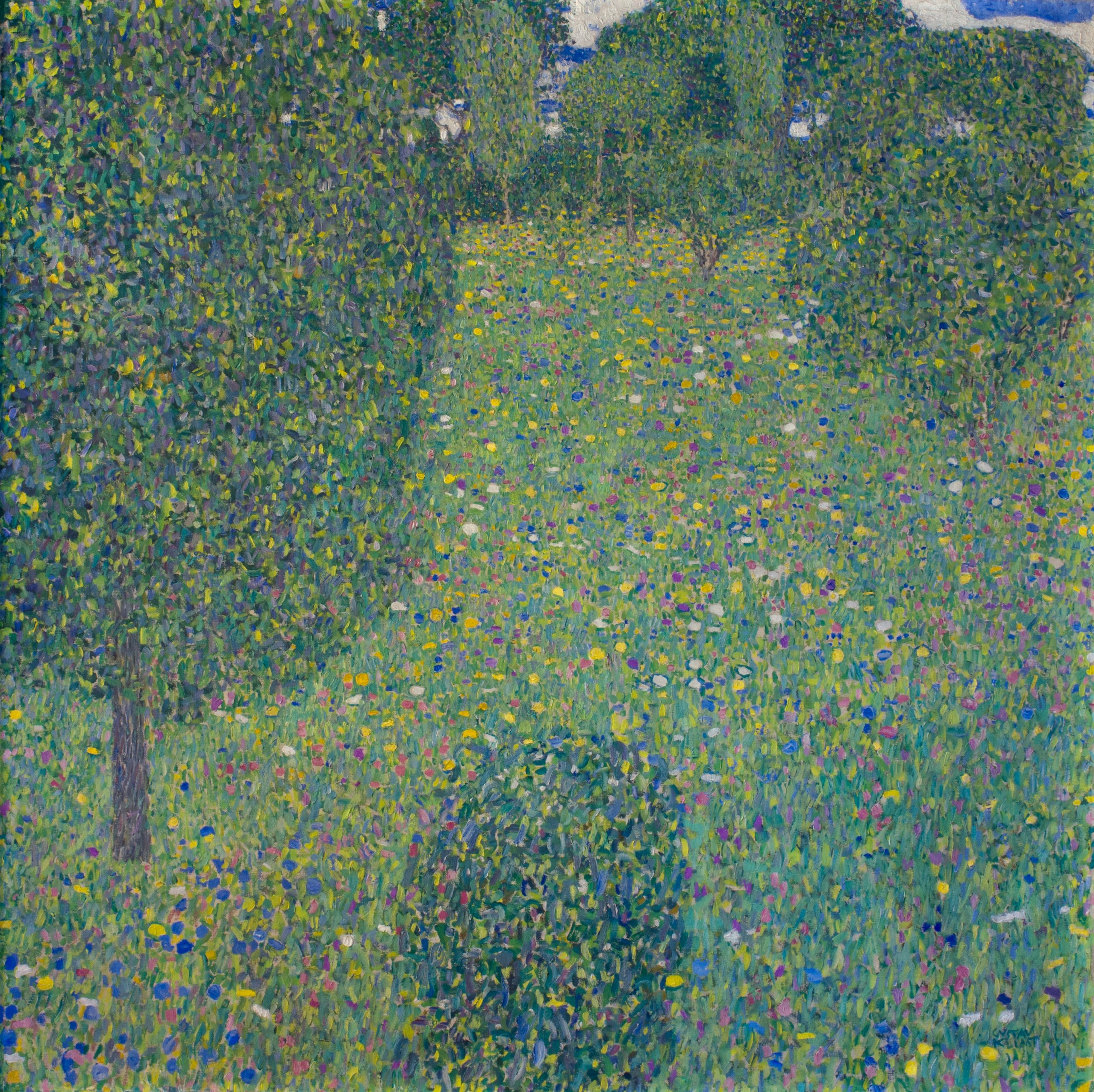 Un prato vibrante pieno di fiori selvatici di vari colori, circondato da alberi verdeggianti e da un fitto fogliame, si dispiega sotto un cielo azzurro leggermente velato, catturando l'essenza pacifica e riccamente strutturata dell'arte impressionista moderna.
