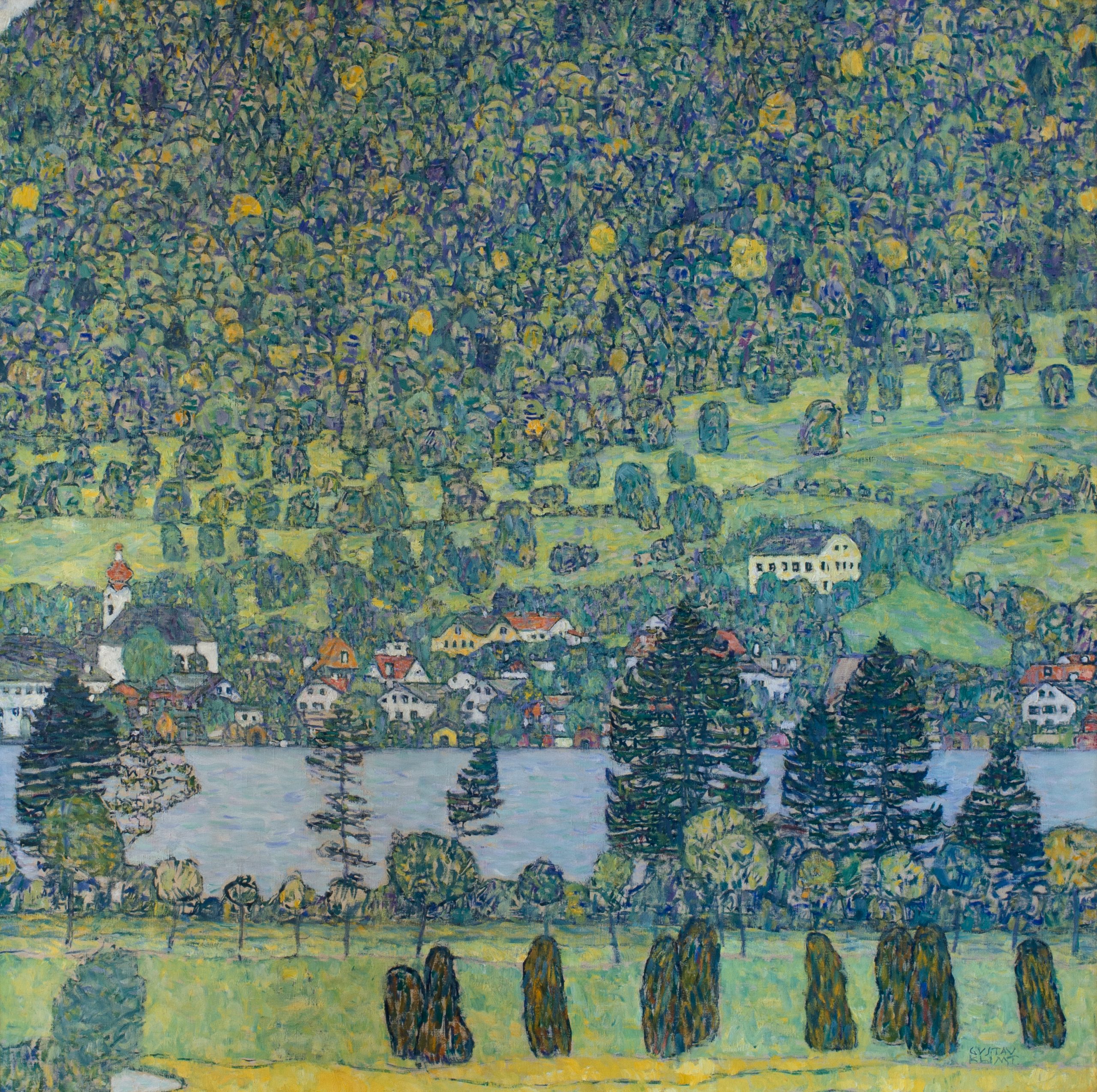 Un colorato dipinto paesaggistico di arte impressionista moderna mostra un villaggio con case dai tetti rossi e una chiesa in riva a un lago, circondato da colline e alberi verdeggianti su uno sfondo boscoso a trama fitta.