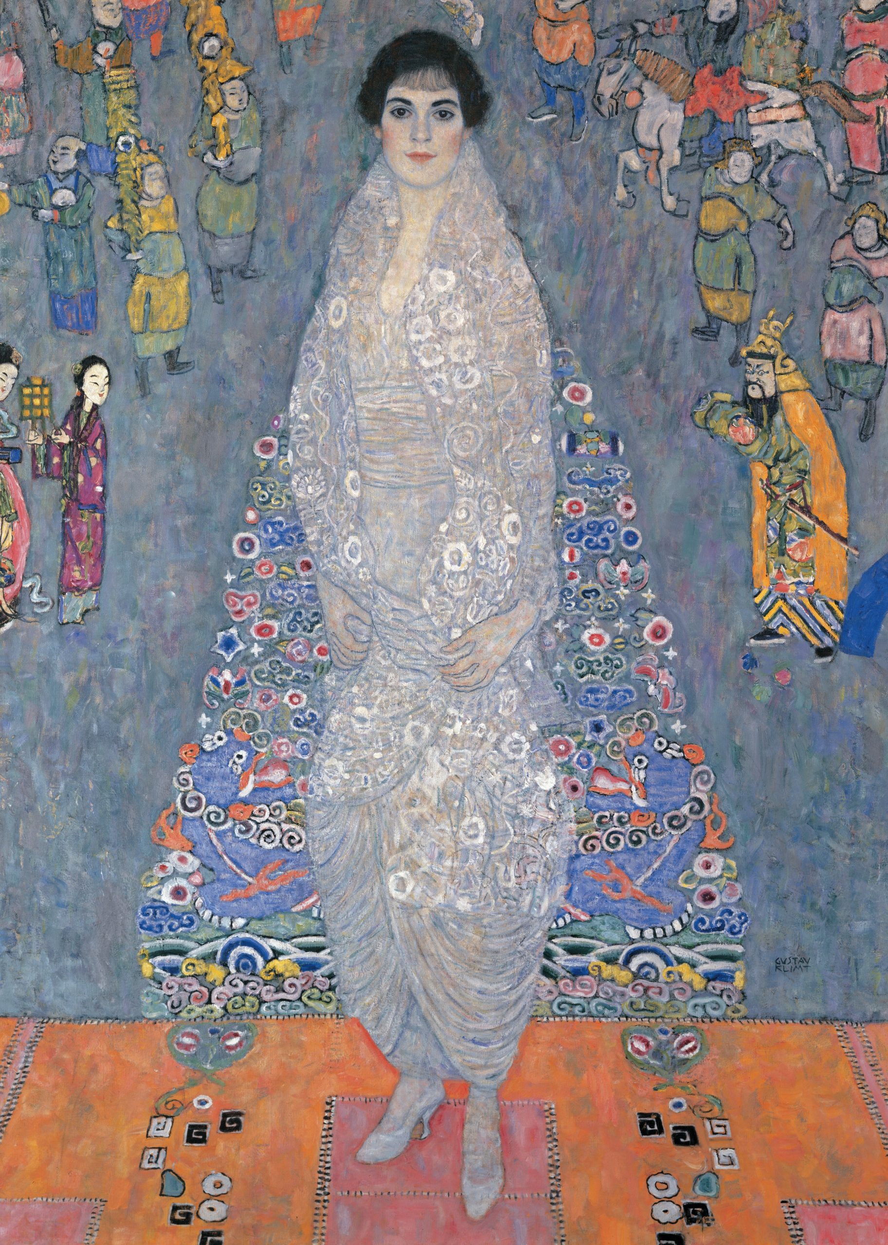 Una donna con un ornato e scintillante abito bianco si trova di fronte a uno sfondo colorato e a fantasia con figure in costumi elaborati e colori vivaci, che evocano lo stile decorativo distintivo di Gustav Klimt nel mondo dell'arte impressionista moderna.
