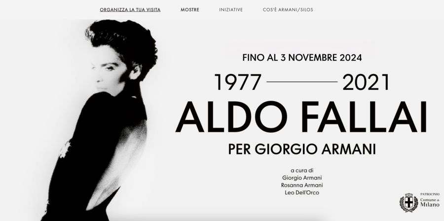 Immagine in bianco e nero di una donna in posa d'alta moda accanto a un testo che annuncia la mostra "Aldo Fallai per Giorgio Armani", che celebra Armani arte, in corso fino al 3 novembre 2024, con crediti ai curatori e al patrocinio del Comune di Milano.