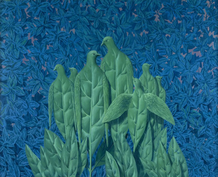 Un gruppo di uccelli verdi fatti di foglie - gli uccelli foglie di Magritte - si trova tra piante frondose e si confonde con un denso sfondo di foglie blu, creando una scena surreale ispirata alla natura.