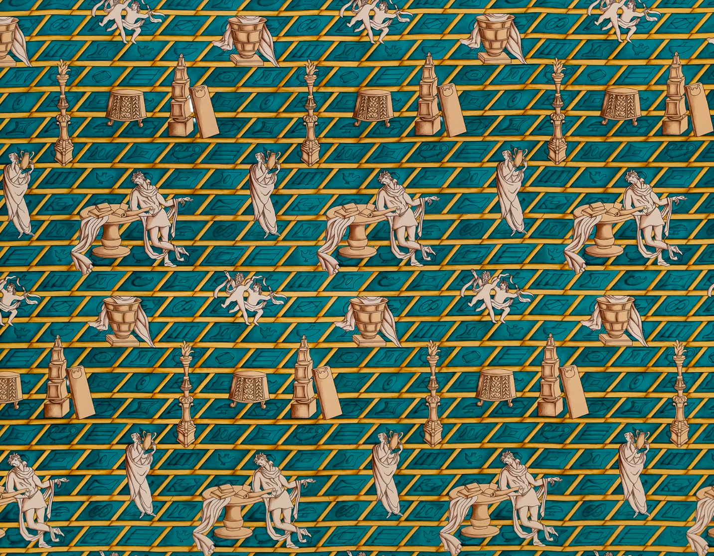 Un motivo ripetuto con statue classiche, pezzi di scacchi e oggetti decorativi su uno sfondo geometrico di piastrelle giallo e verde. Il disegno ha un'estetica intricata di ispirazione vintage che ricorda l'arte kruso.