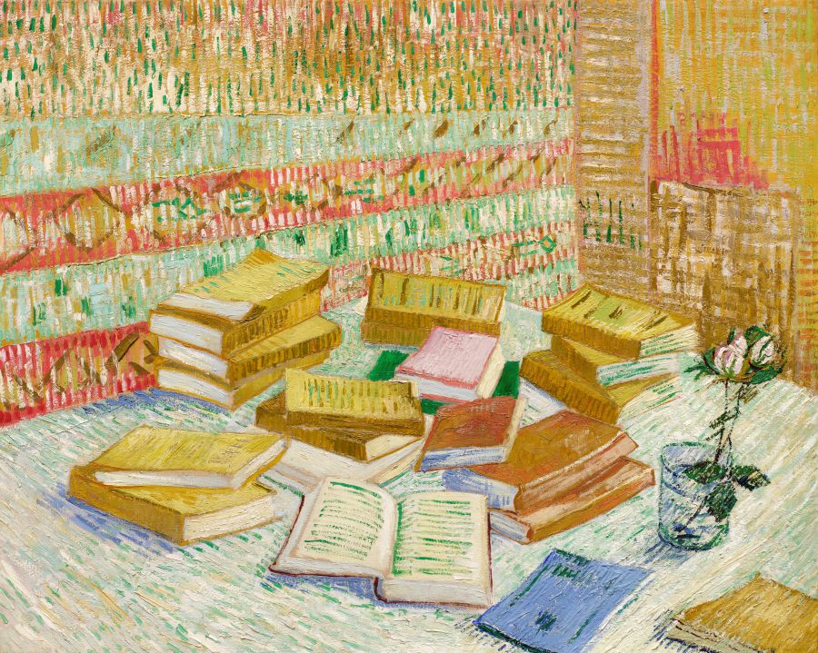 Un dipinto in stile arte impressionista moderna raffigura un tavolo con libri aperti e chiusi, un piccolo quaderno blu e un singolo fiore in un vaso di vetro, su una carta da parati a motivi nei toni del giallo, del verde e del rosso.
