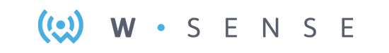 Logo con un'icona di segnale wireless blu a sinistra, seguita dal testo "W - SENSE" in lettere maiuscole grigie, con un punto blu che separa "W" e "SENSE" su uno sfondo grigio chiaro.