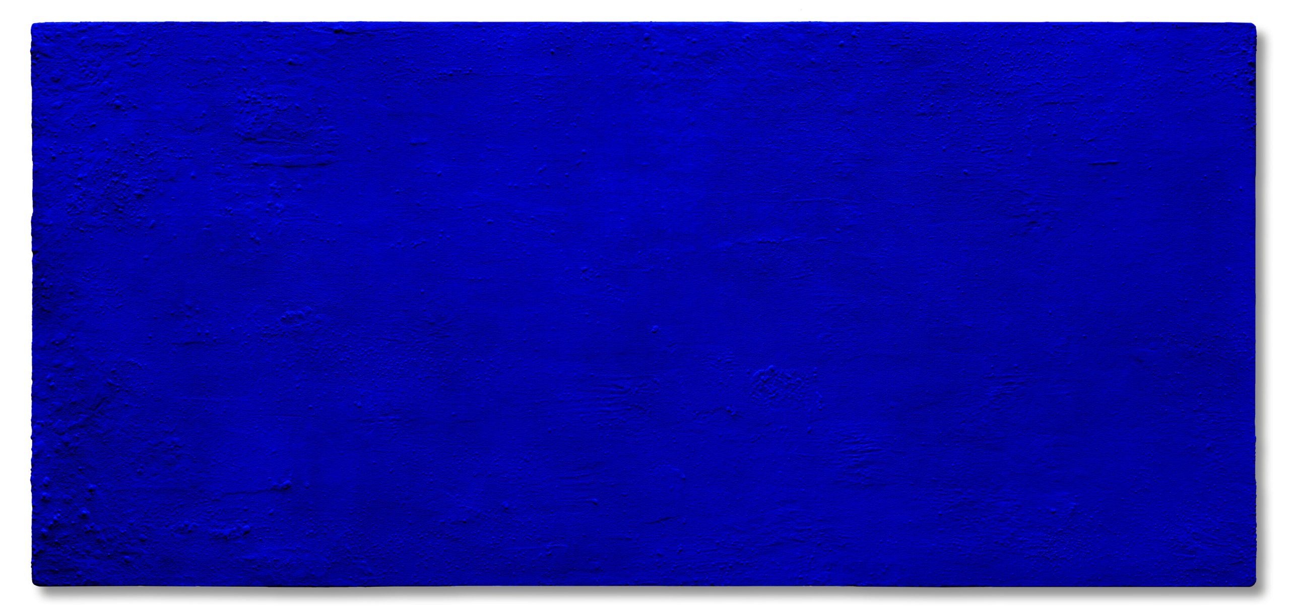 Una tela rettangolare interamente ricoperta da una pittura blu intenso e riccamente strutturata, con sottili variazioni e pennellate visibili sulla superficie.