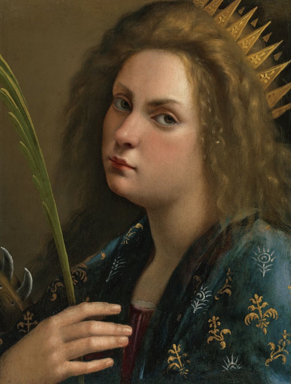 Un dipinto classico di una giovane donna con capelli castani ondulati, che indossa una corona d'oro e una veste blu con motivi dorati, che tiene in mano una fronda di palma verde e guarda con calma lo spettatore su uno sfondo tenue.