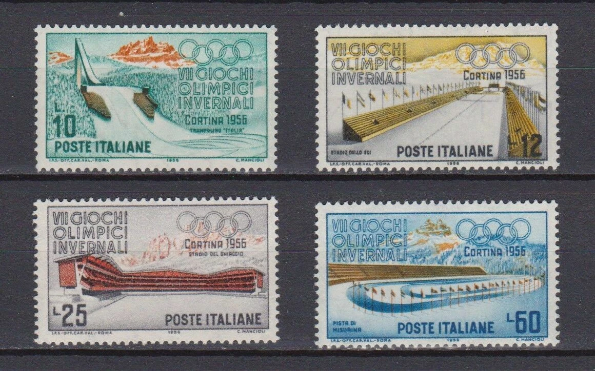 Quattro francobolli d'epoca per le Olimpiadi invernali di Cortina del 1956, ciascuno raffigurante una diversa località di sport invernali, con gli anelli olimpici e il nome dell'evento in italiano nella parte superiore di ogni francobollo.