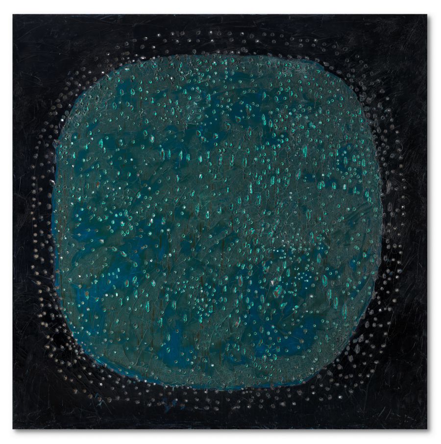 Quadro astratto ispirato a Lucio Fontana Milano, caratterizzato da una grande forma arrotondata di colore verde-blu, con punti e trattini strutturati. La forma si staglia su uno sfondo scuro, con macchie chiare sparse lungo il bordo e al centro.