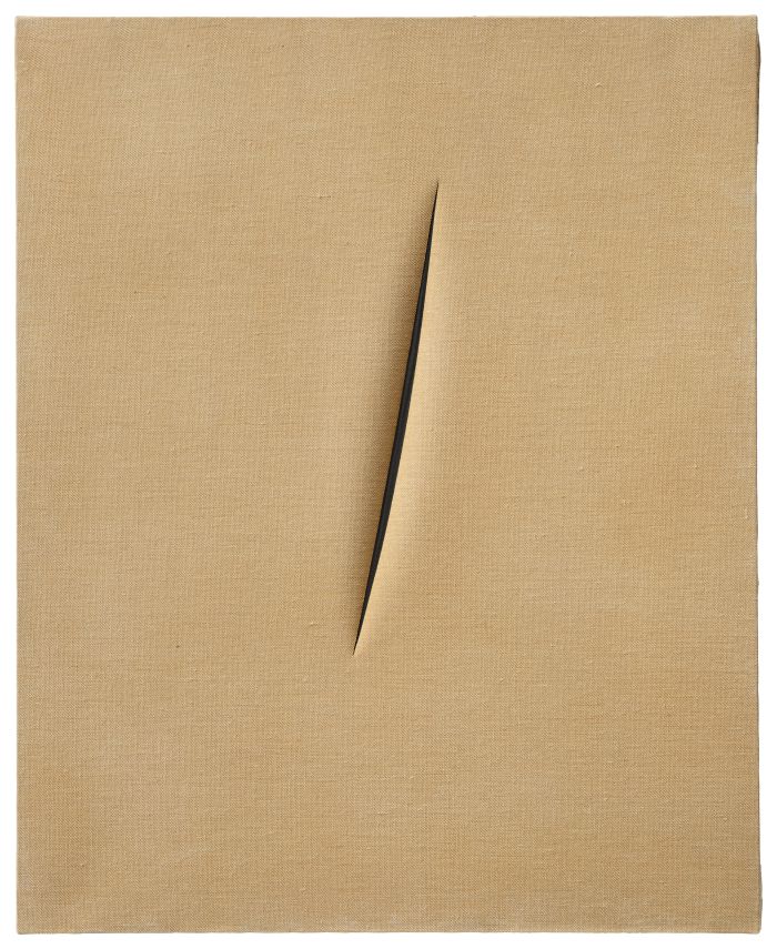 Una semplice tela beige con un'unica, netta fessura verticale al centro, che rivela l'oscurità sottostante: quest'opera d'arte minimalista e astratta riecheggia il periodo milanese di Lucio Fontana, enfatizzando la consistenza e la semplicità.
