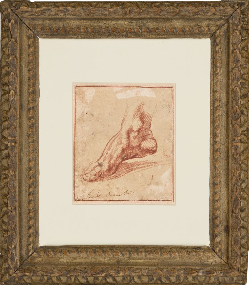 Un disegno incorniciato raffigura uno studio dettagliato di un piede umano in gesso rosso su carta, circondato da un'ampia stuoia bianca e da una cornice di legno ornata e strutturata.