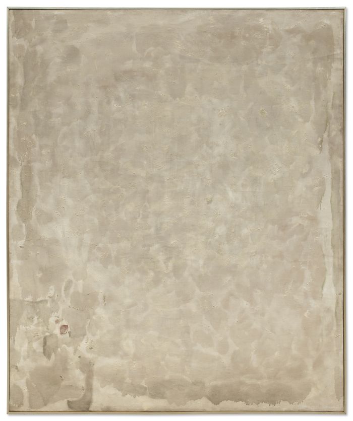Quadro astratto con morbide sfumature irregolari di beige e bianco sporco, con sottili texture nuvolose che ricordano Lucio Fontana. I bordi sono leggermente più scuri su questa tela di ispirazione milanese, con una piccola macchia in basso a sinistra.
