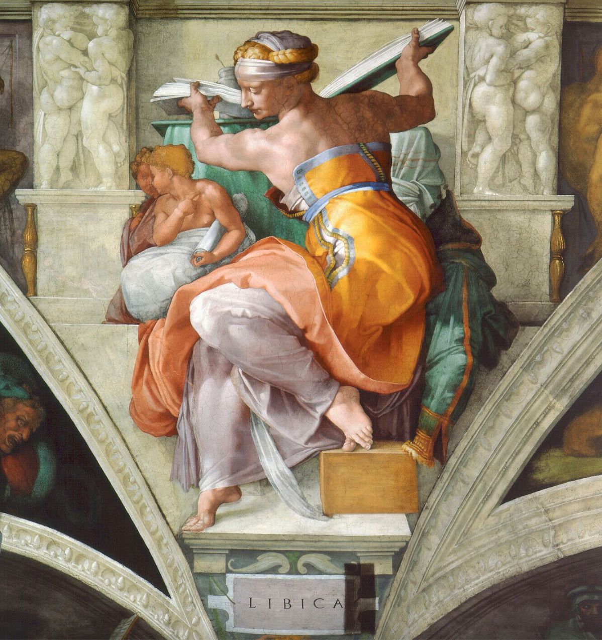 Un affresco rinascimentale raffigura la Sibilla libica, una donna vestita che tiene un grande libro sopra la testa mentre è seduta. Un bambino siede dietro di lei. La scena è vivace, con panneggi dettagliati e architettura classica.