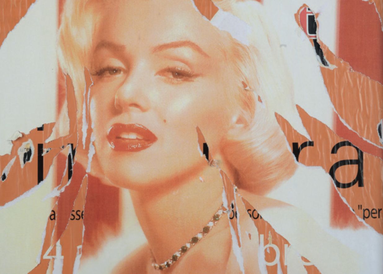 Un manifesto strappato rivela una donna affascinante con capelli biondi, rossetto rosso e una collana di gioielli: il suo classico stile hollywoodiano evoca dazi usa arte, mentre gli strappi espongono intriganti strati di testo e immagini sotto la superficie.